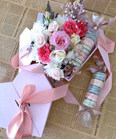 Heart-Macaron-Flower-Box-closed-daylight-DodoMarket-delivery-Mauritius
