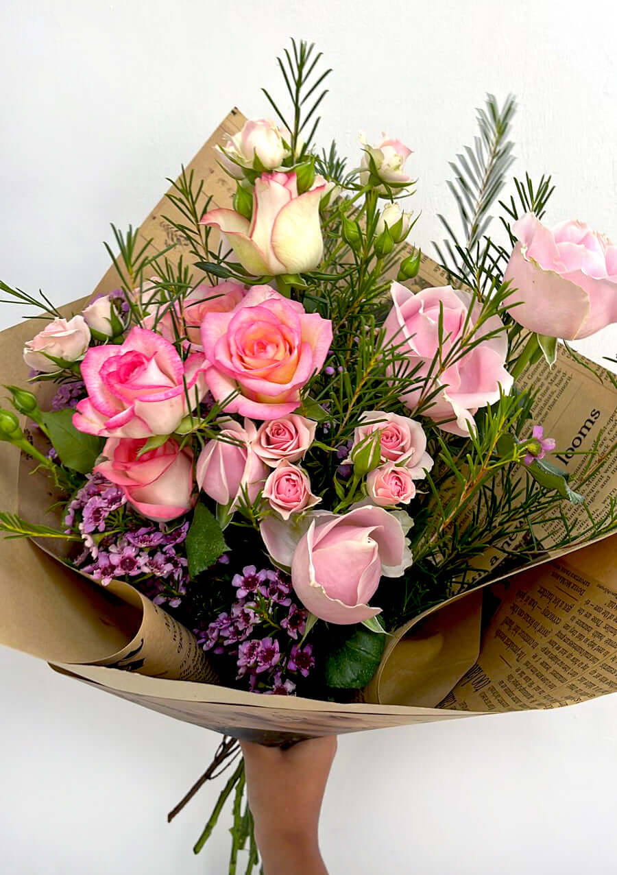 Light-Roses-Mixed-Flower-Bouquet-Small-DodoMarket-delivery-Mauritius