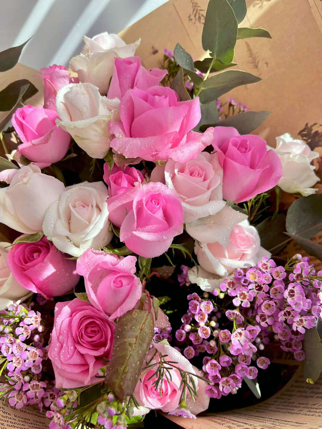 Light-Roses-Mixed-Flower-Bouquet-closer-DodoMarket-delivery-Mauritius