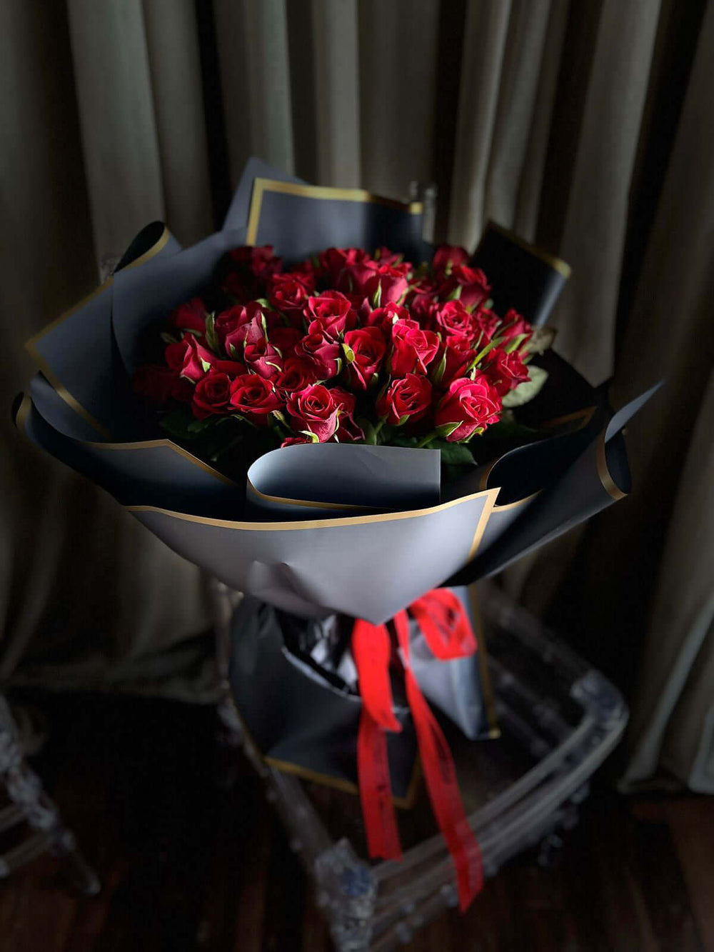 Luxury-Red-Roses-Exclusive-bouquet-black-DodoMarket-delivery-Mauritius