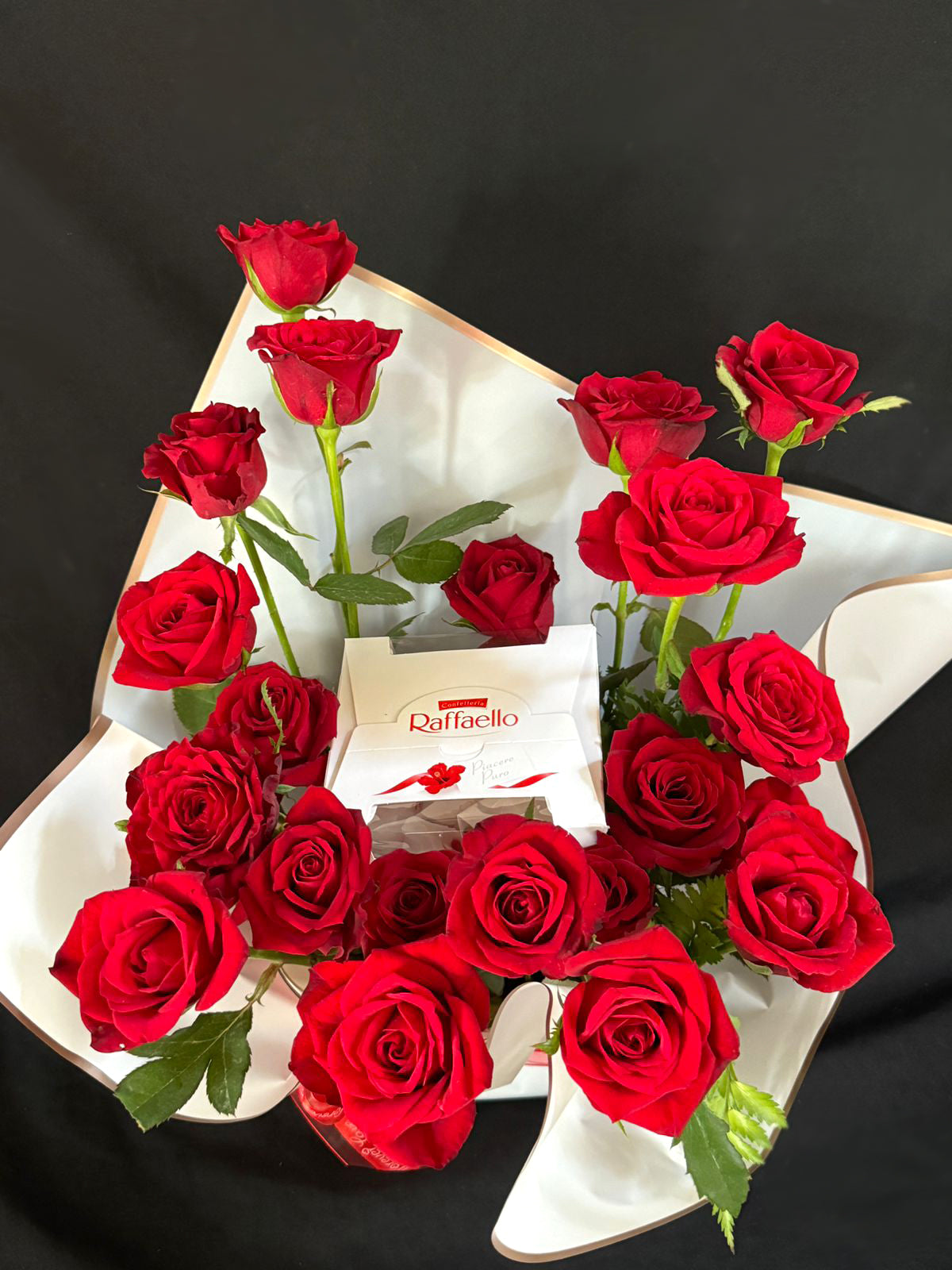 Roses-Bouquet-Classic-Love-23-red-roses-Raffaello-DodoMarket-delivery-Mauritius