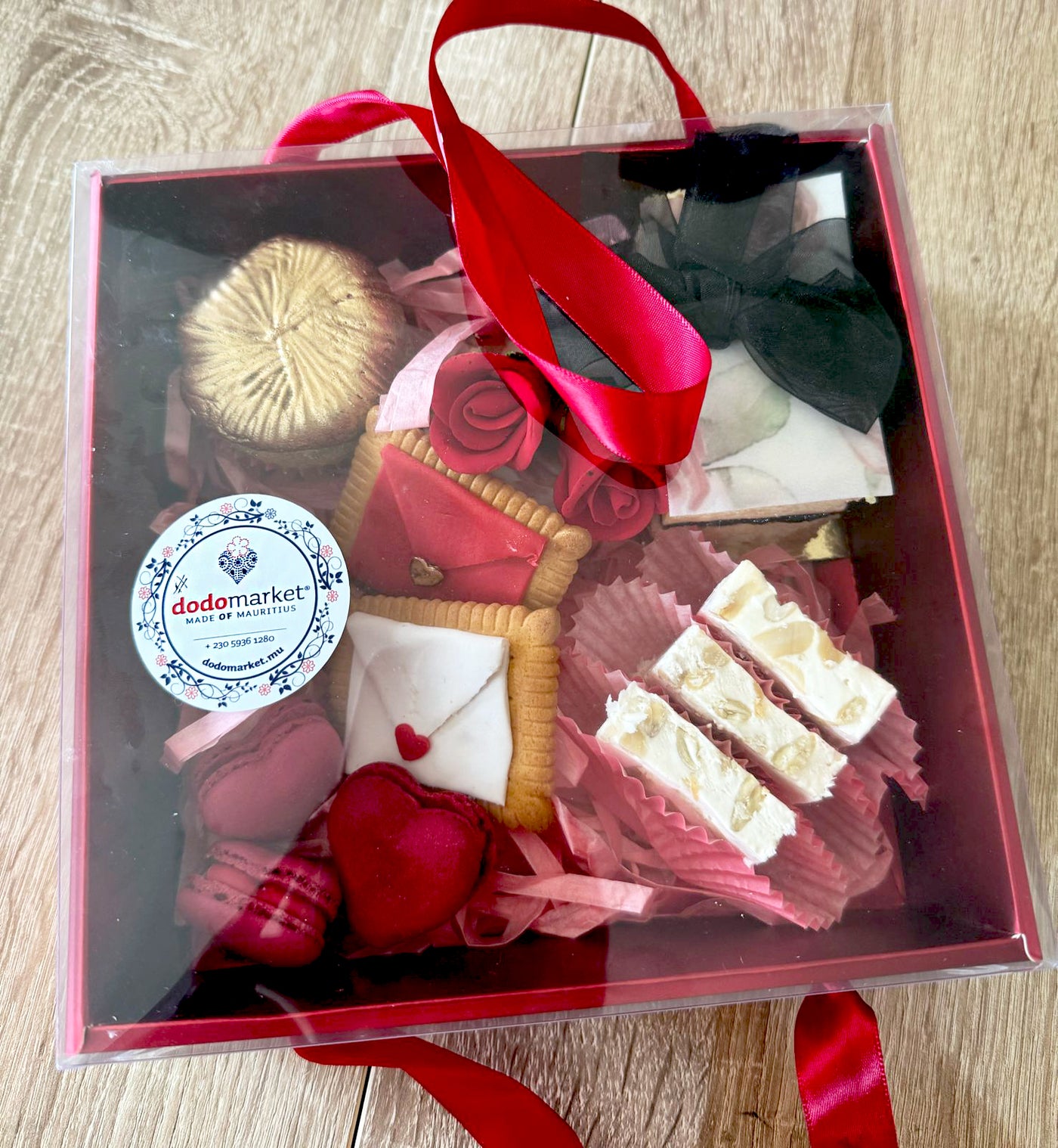 Valentines-Assorted-Cookies-Gift-Box-closed-DodoMarket-Delivery-Mauritius