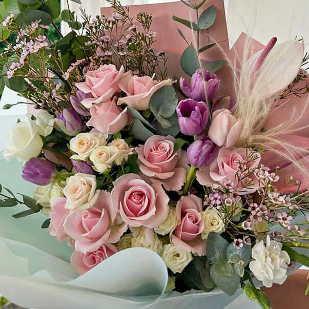 Luxury-Wrapped-Mix-Bouquet-closeup-DodoMarket-delivery-Mauritius