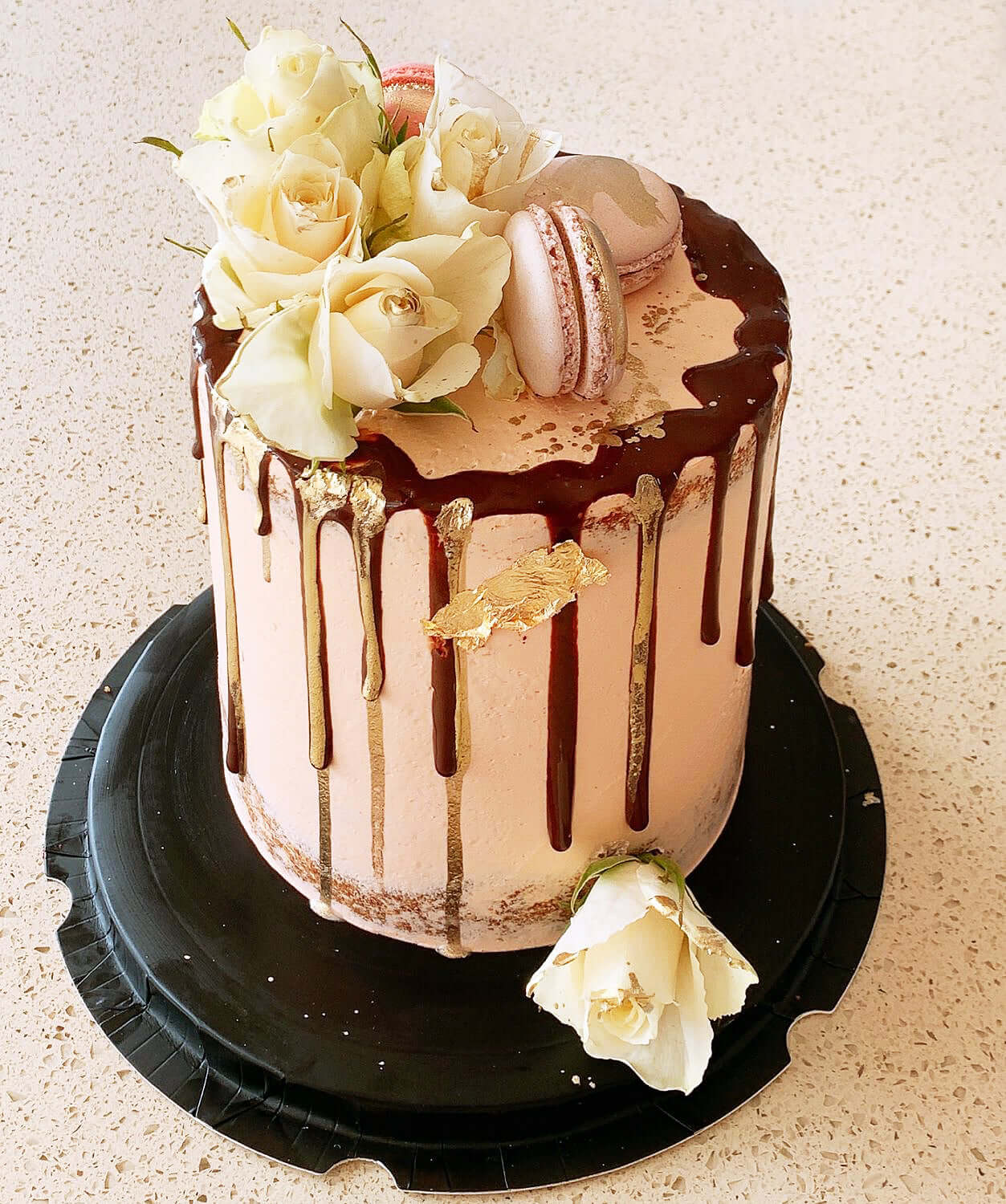 Vanilla-Birthday-Cake-with-Macarons-chocolate-drip-Dodomarket-delivery-Mauritius
