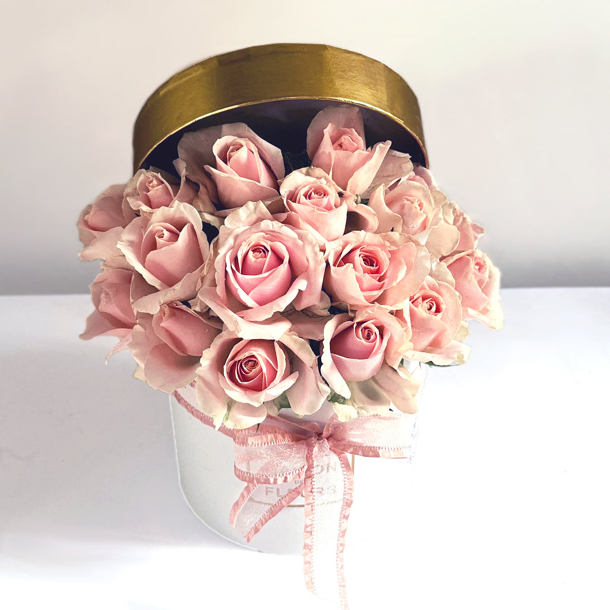 18-Blush-roses-white-box-M-DodoMarket-delivery-Mauritius