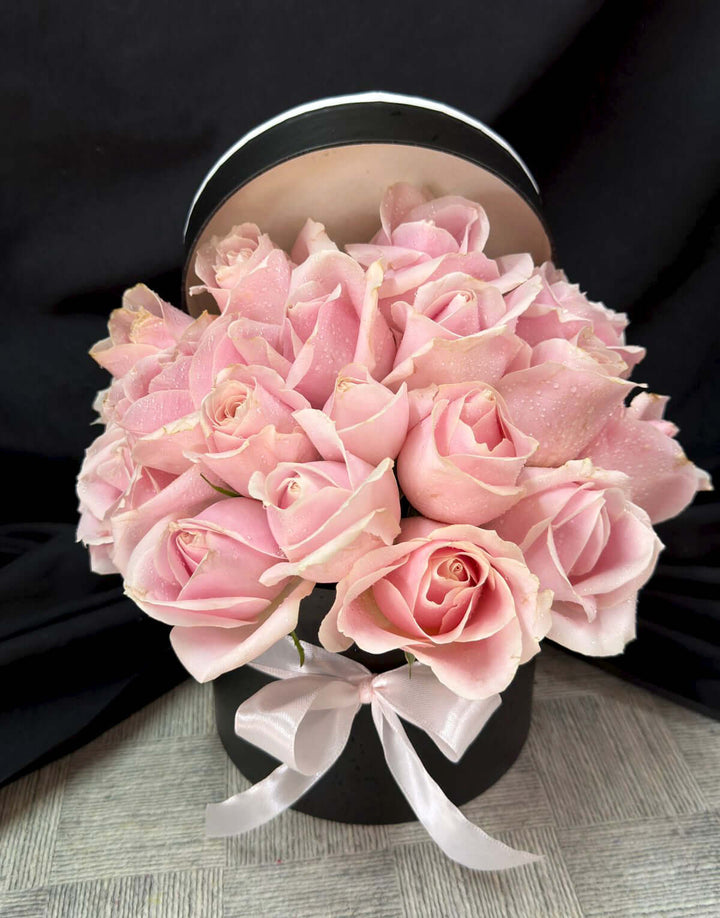 18-blush-pink-roses-black-box-Medium-DodoMarket-delivery-Mauritius