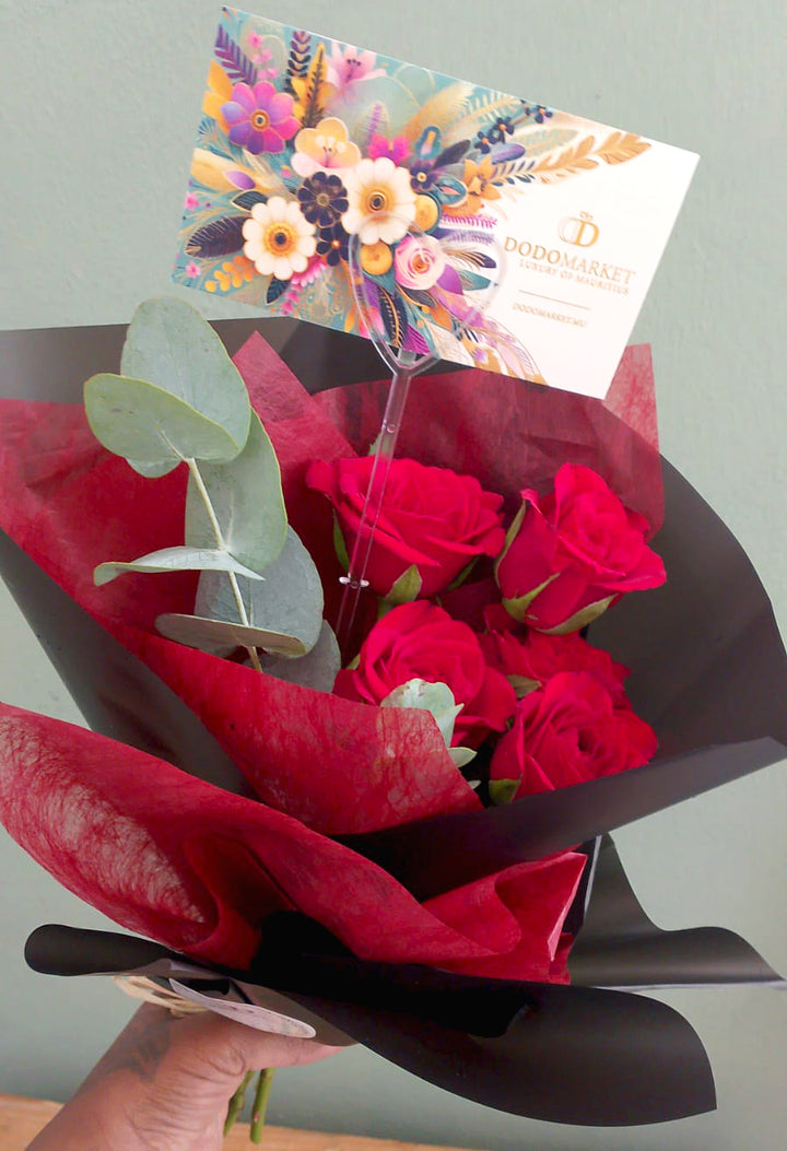 Amour-en-Rouge-Mini-Rose-Bunch-black-DodoMarket-delivery-Mauritius