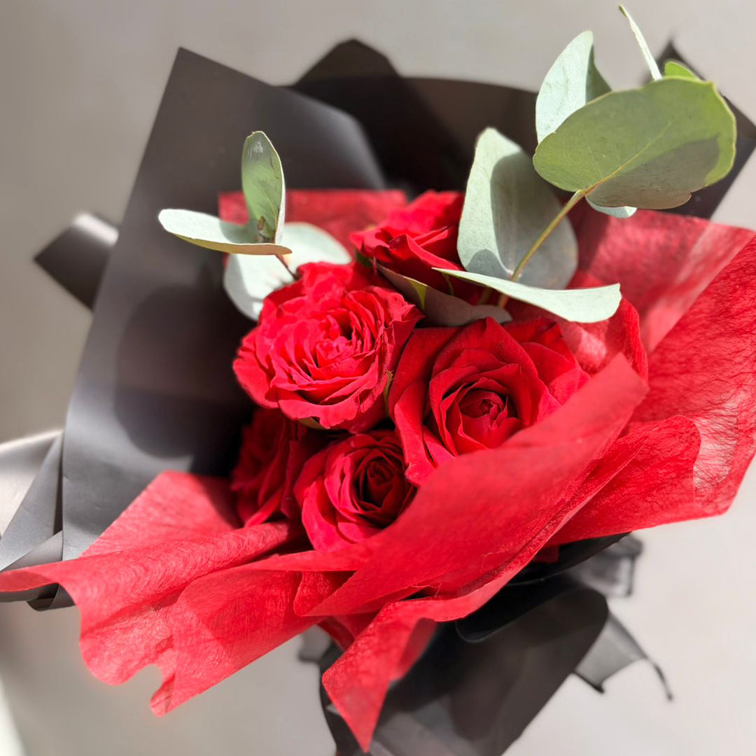 Amour-en-Rouge-Mini-Rose-Bunch-black-closer-DodoMarket-delivery-Mauritius
