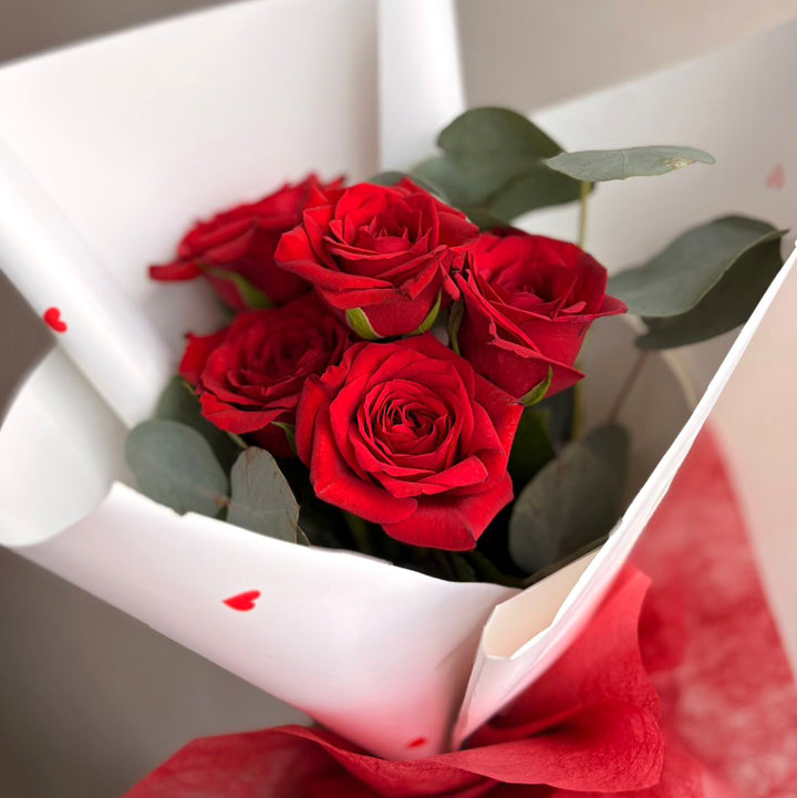 Amour-en-Rouge-Mini-Rose-Bunch-white-closer-DodoMarket-delivery-Mauritius