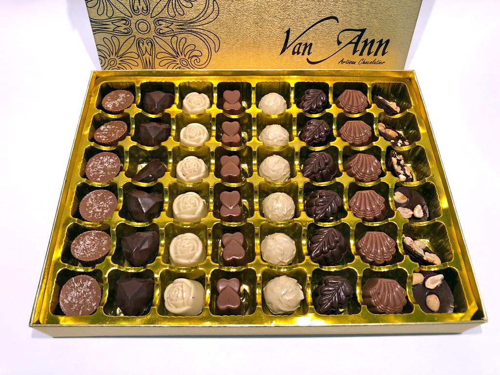 Chocolate-Gift-Box-Assorted-Gold-close-DodoMarket-Delivery-Mauritius