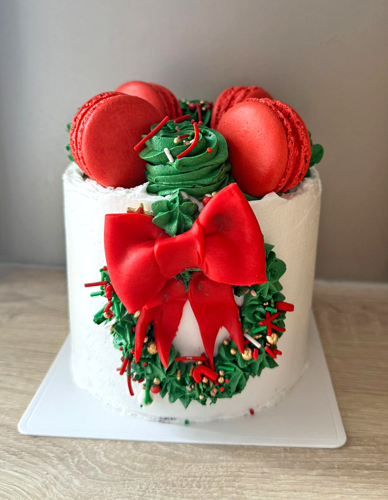 Christmas-Mini-Cake-with-Macarons-2024-Dodomarket-delivery-Mauritius