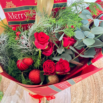 Christmas-Wrapped-Bouquet-closer-Dodomarket-delivery-Mauritius