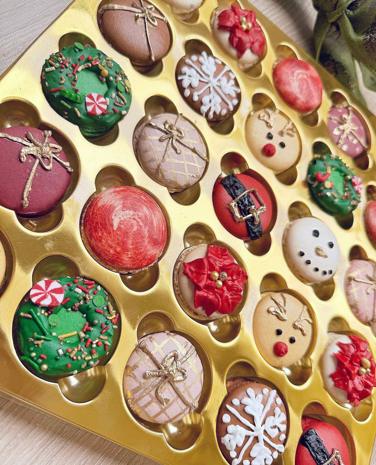 Christmas-themed-Macarons-Holiday-pack-DodoMarket-delivery-Mauritius