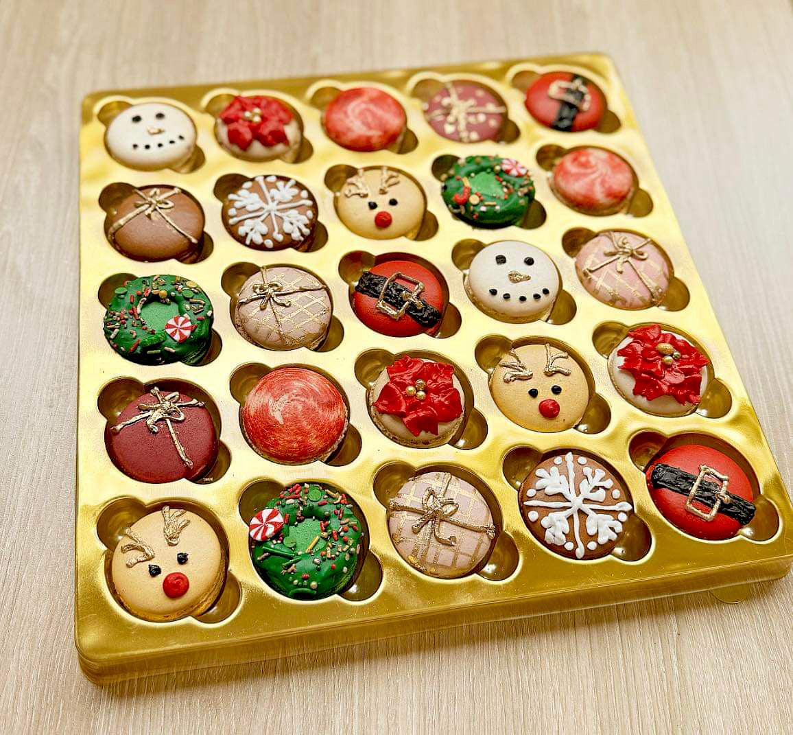 Christmas-themed-Macarons-gift-25-DodoMarket-delivery-Mauritius