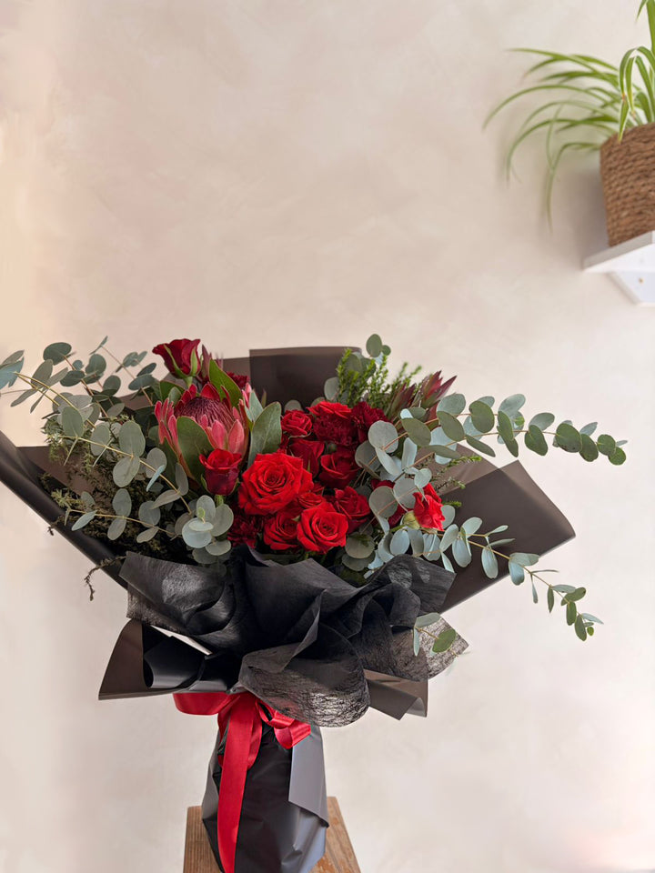 Crimson-Noir-Flower-Bouquet-interior-DodoMarket-delivery-Mauritius