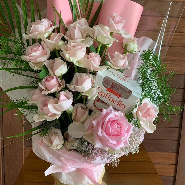 Flower-Bouquet-Classic-Love-Pink-Roses-Raffaello