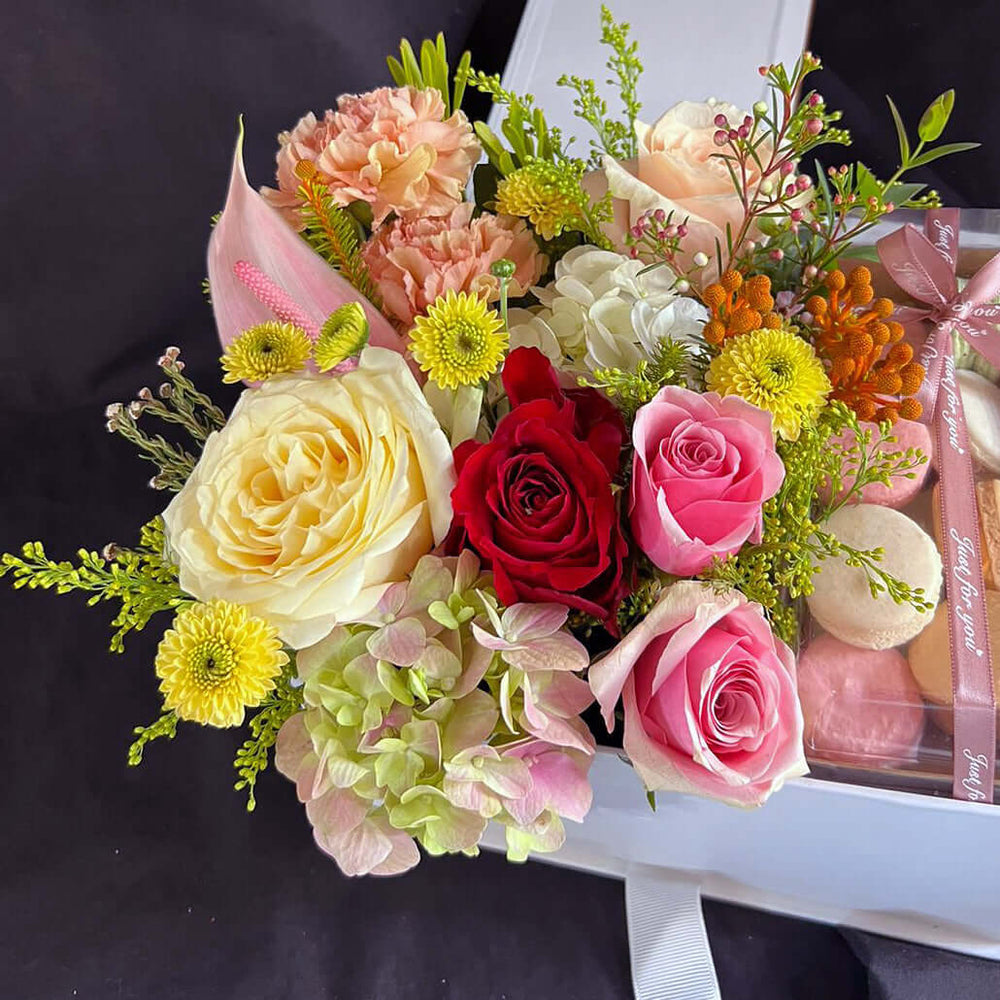 Flowers-Macarons-square-Gift-Box-DodoMarket-delivery-Mauritius