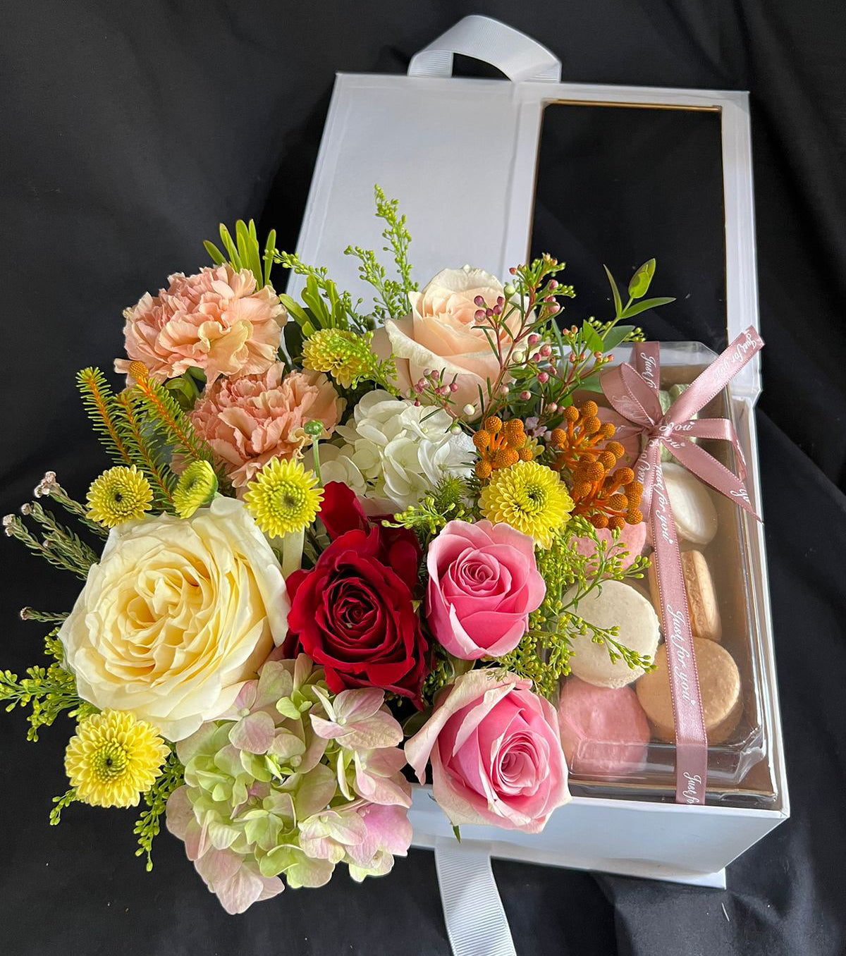 Flowers-Macarons-square-Gift-Box-DodoMarket-delivery-Mauritius