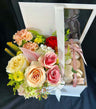 Boîte de fleurs importées avec macarons