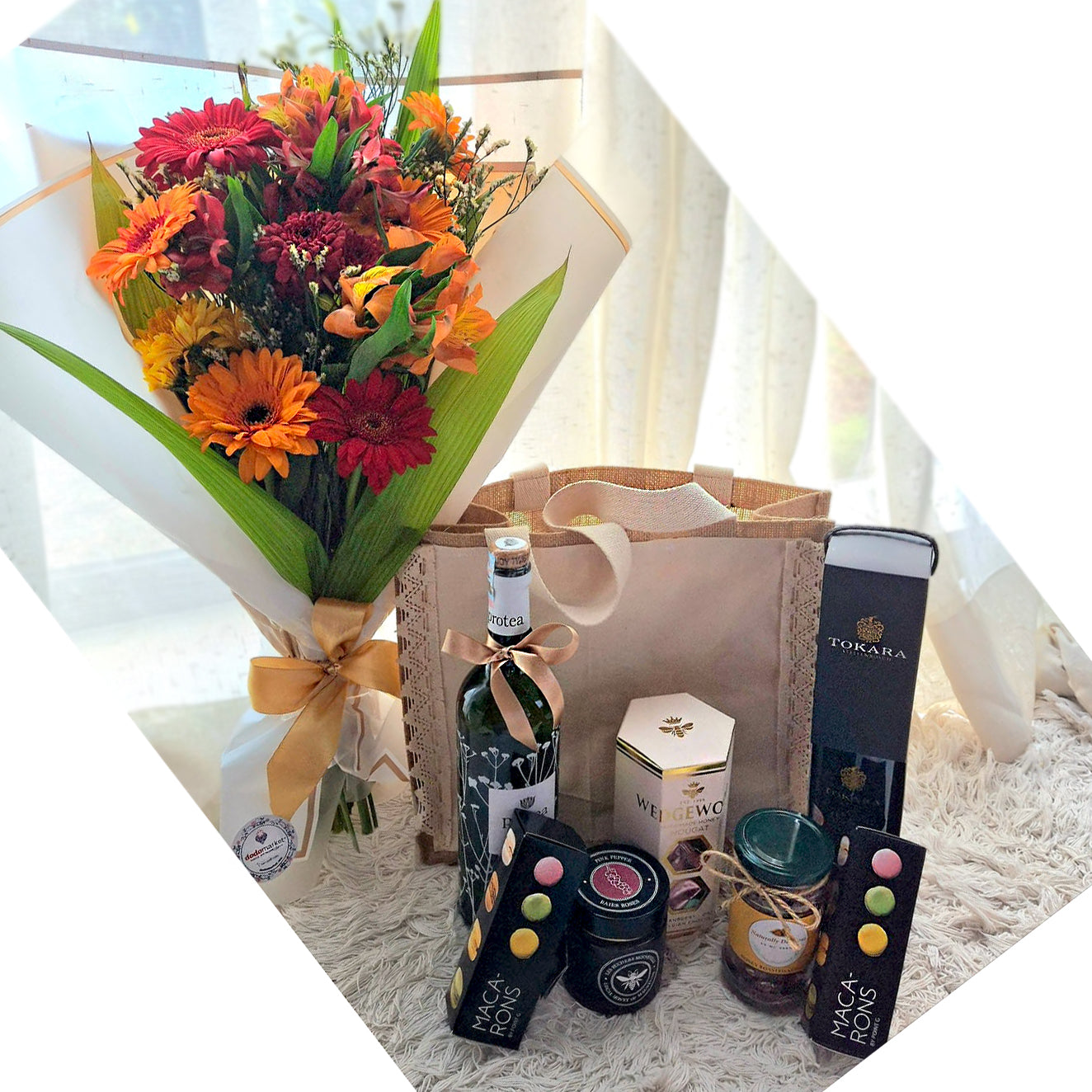 Flowers-and-delicatessen-hamper-wine-olive-oil-macarons-DodoMarket-delivery-Mauritius