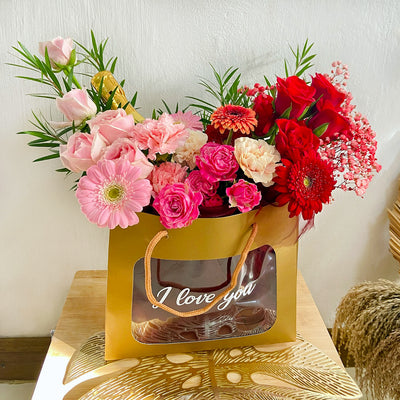 Gift-Bag-Flower-arrangement-with-Bottega-Champagne-DodoMarket-delivery-Mauritius
