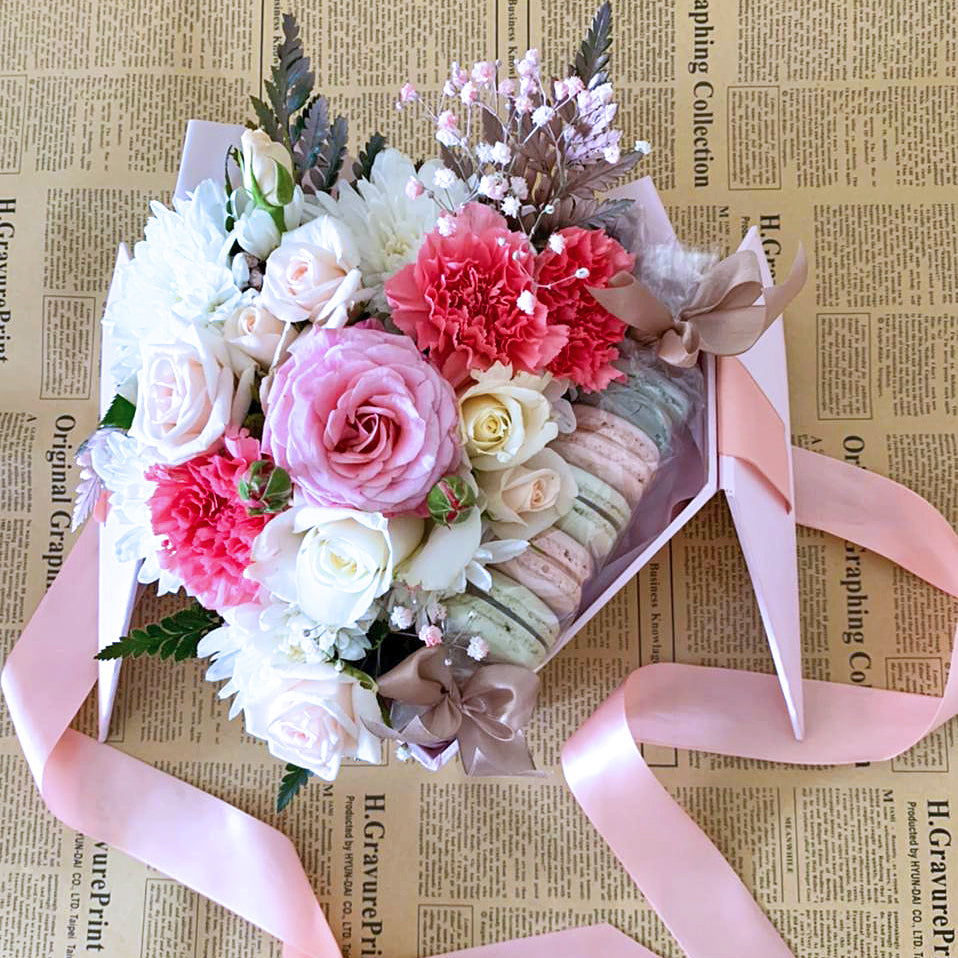 Heart-Macaron-Flower-Box-opened-daylight-DodoMarket-delivery-Mauritius
