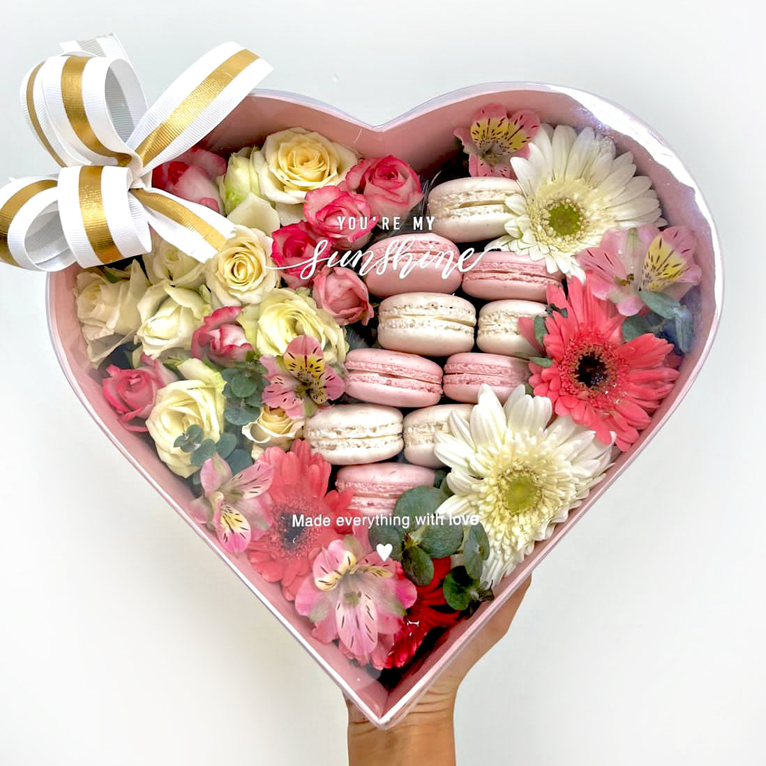 Heart-Macarons-Flower-Box-DodoMarket-delivery-Mauritius