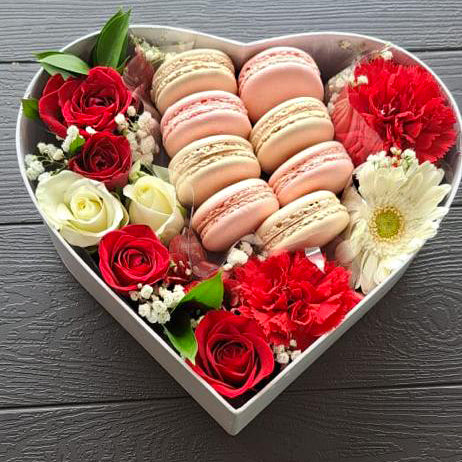 Heart-Macarons-Flower-Box-Standard-Red-White-DodoMarket-delivery-Mauritius