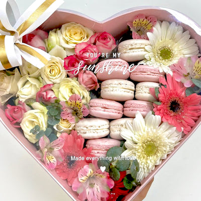 Heart-Macarons-Flower-Box-close-DodoMarket-delivery-Mauritius