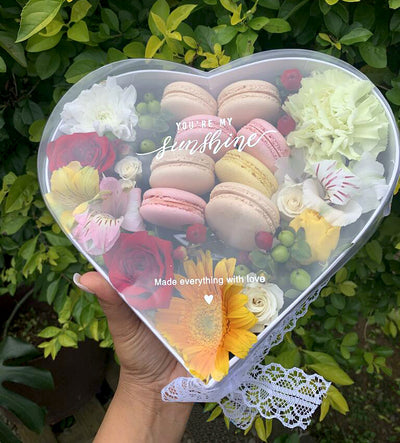 Heart-Macarons-Flower-Box-customer-review-DodoMarket-delivery-Mauritius
