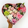 Boîte en Forme de Coeur avec Macarons et Fleurs