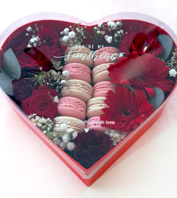 Heart-Macarons-Flower-red-Box-covered-Medium-DodoMarket-delivery-Mauritius