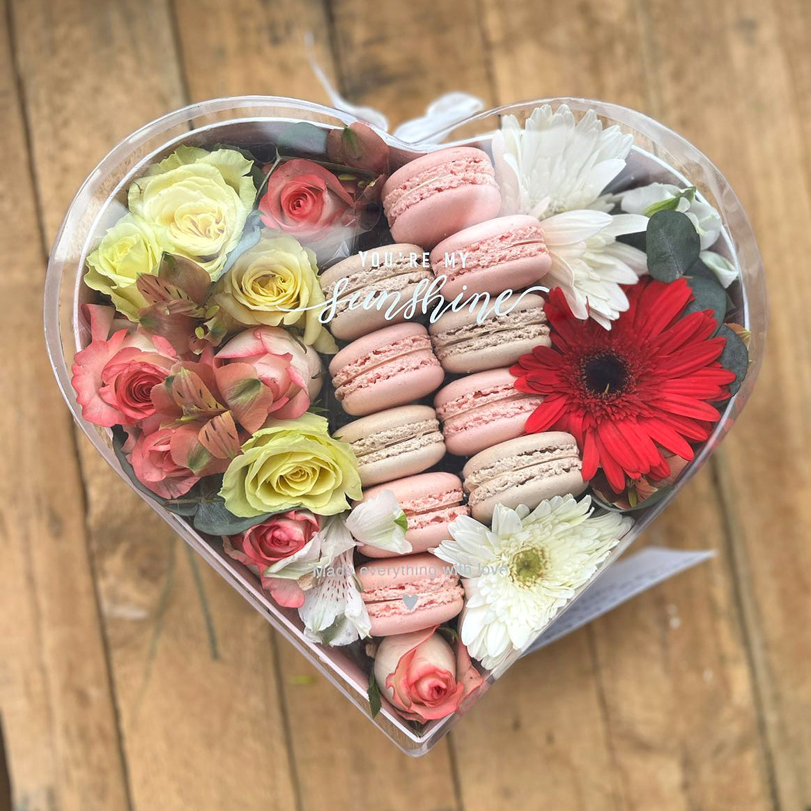 Heart-Macarons-Flower-white-Box-closed-DodoMarket-delivery-Mauritius