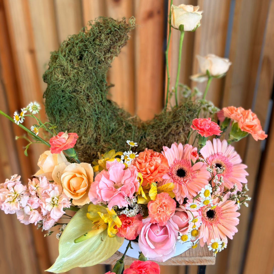 Hilal-Garden-Modern-Eid-Crescent-Flower-arrangement-closer-DodoMarket-delivery-Mauritius