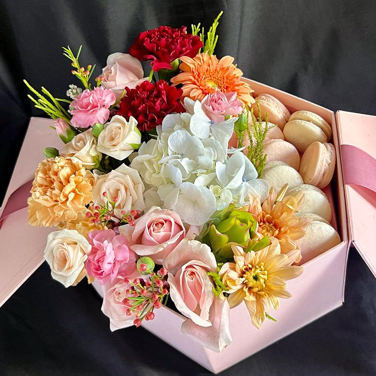 Imported-Flowers-Macarons-Gift-Box-side-DodoMarket-delivery-Mauritius