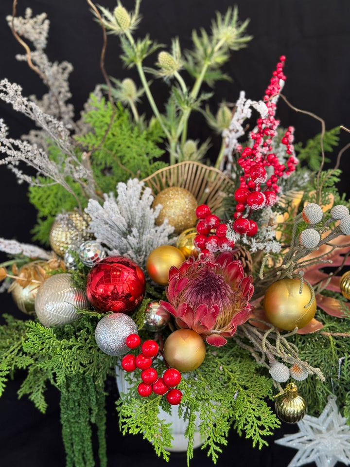 Joyful-Christmas-Flower-Bouquet-in-vase-2025-details-DodoMarket-delivery-Mauritius