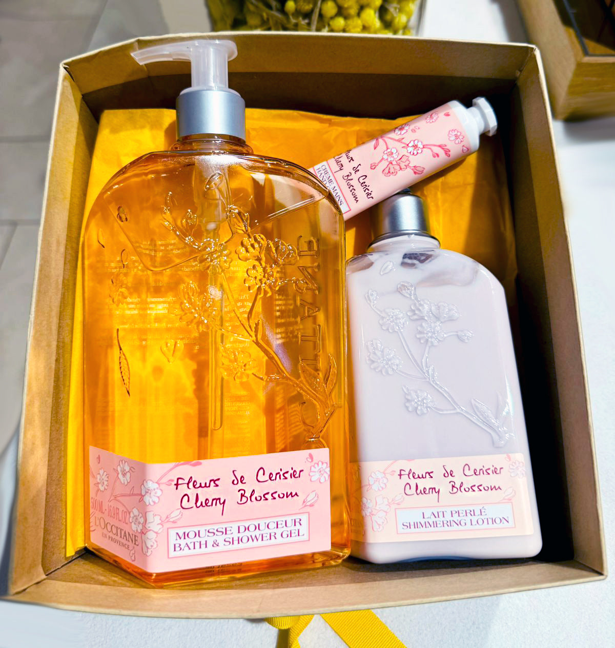 L_Occitane-Gift-Set-Cherry-Blossom-Essential-Dodomarket-Mauritius-delivery