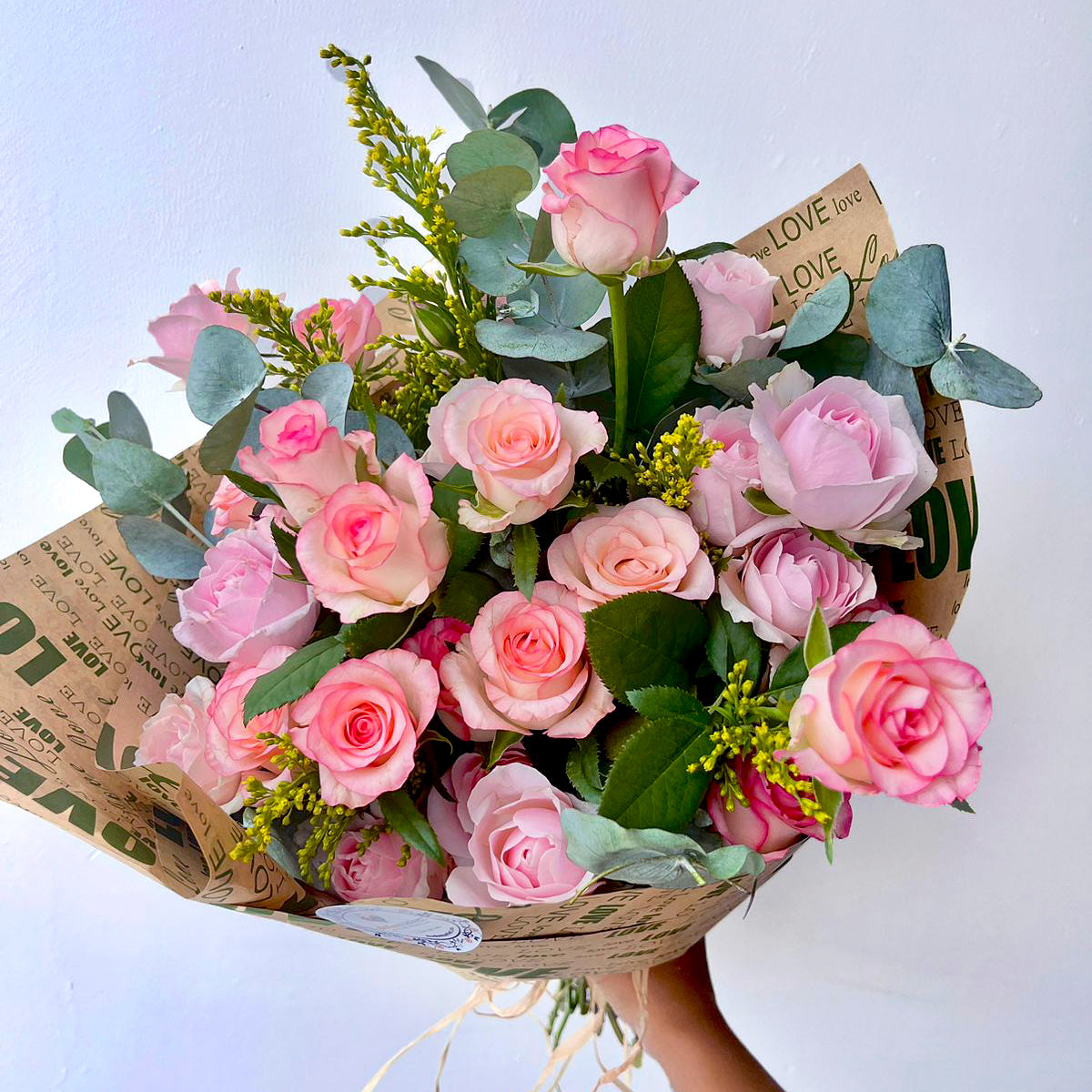 Light-Roses-Mixed-Flower-Bouquet-January-season-DodoMarket-delivery-Mauritius