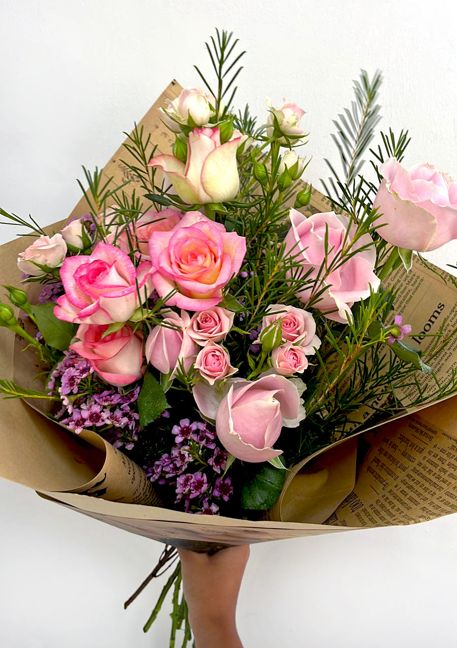 Light-Roses-Mixed-Flower-Bouquet-Small-DodoMarket-delivery-Mauritius
