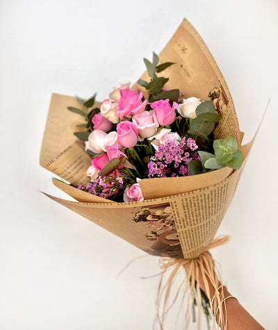 Light-Roses-Mixed-Flower-Bouquet-in-hand-DodoMarket-delivery-Mauritius