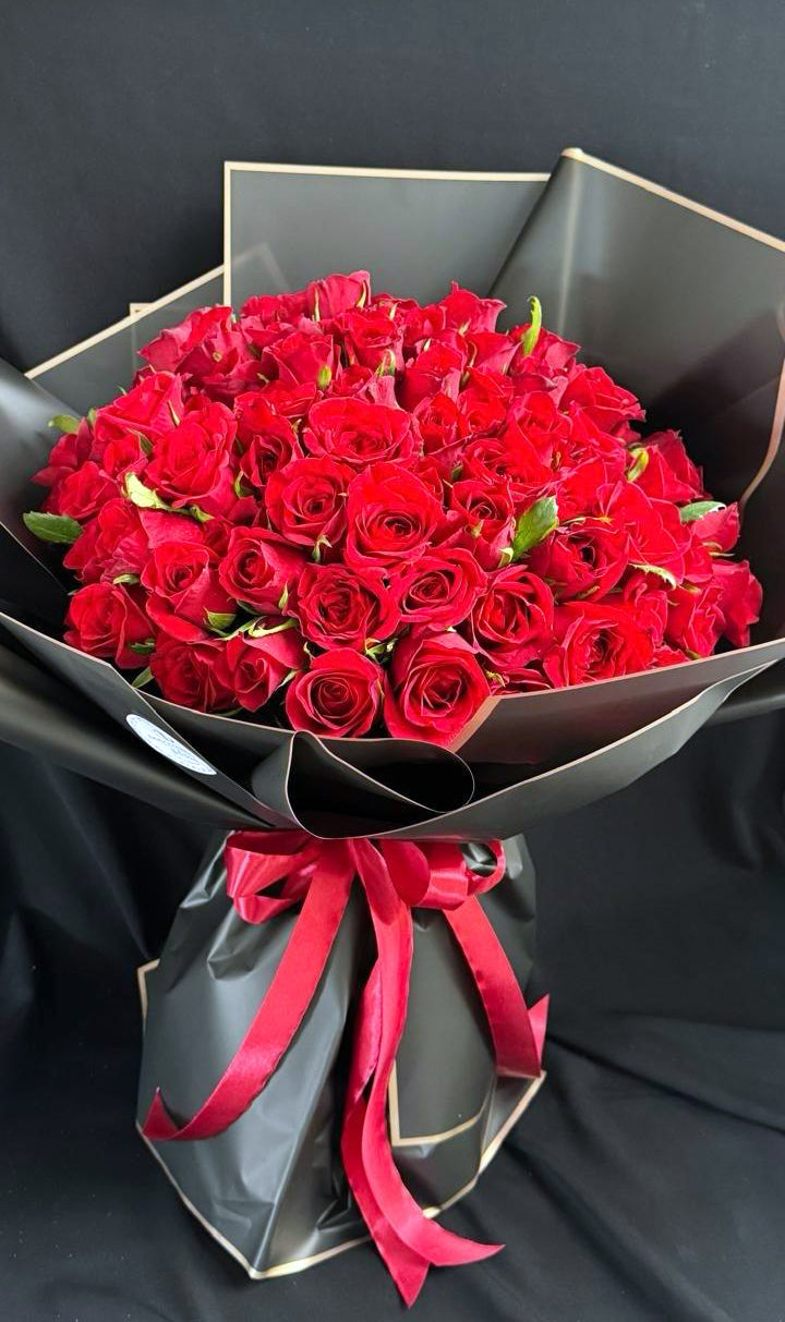Luxury-100-Red-Roses-Bouquet-DodoMarket-delivery-Mauritius