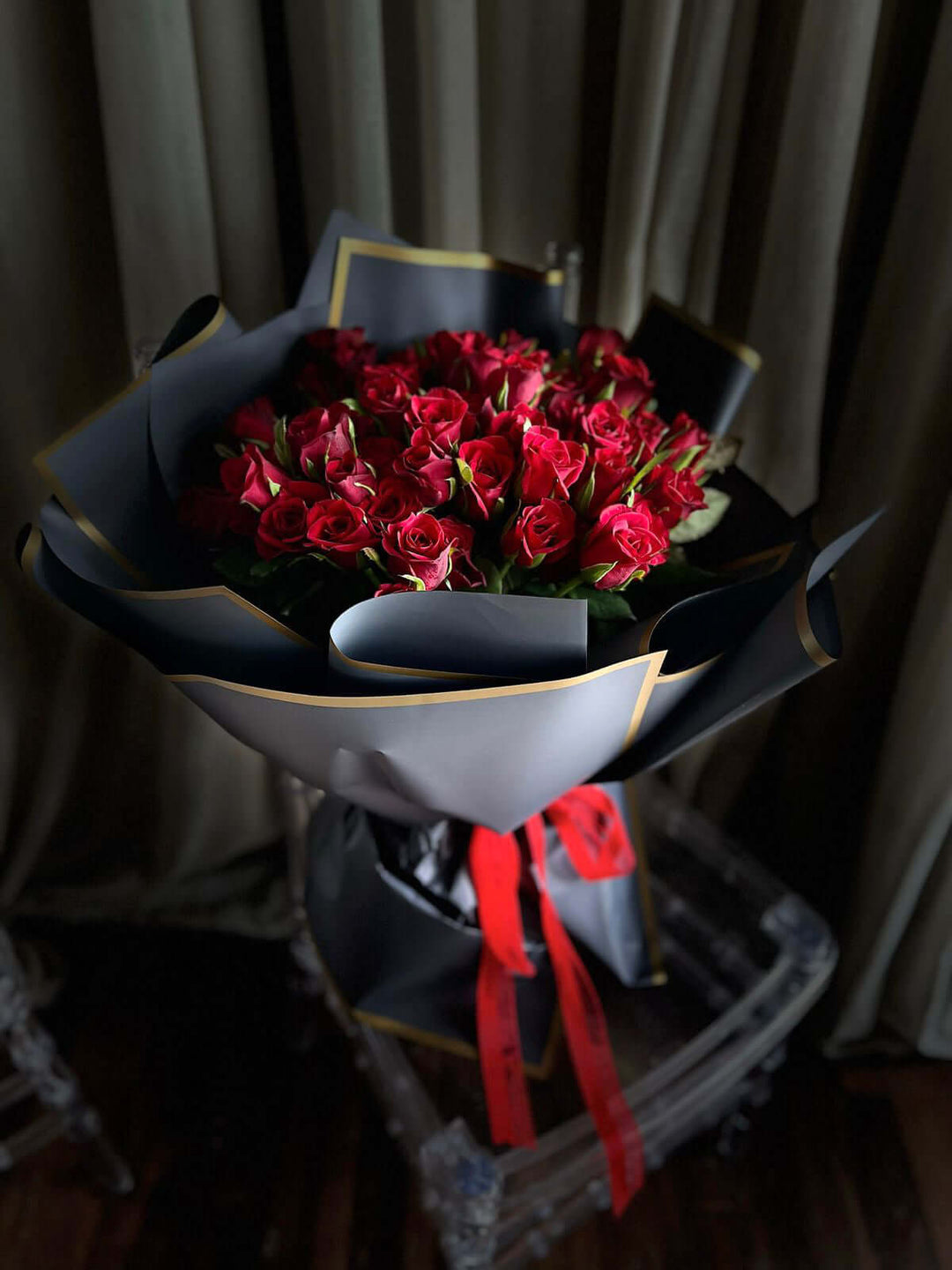Luxury-Red-Roses-Exclusive-bouquet-black-DodoMarket-delivery-Mauritius