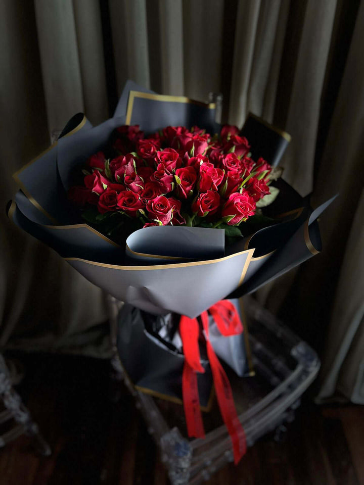 Luxury-Red-Roses-Exclusive-bouquet-black-DodoMarket-delivery-Mauritius