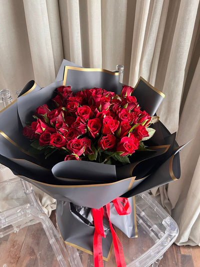 Luxury-Red-Roses-Exclusive-bouquet-black-wrap-DodoMarket-delivery-Mauritius