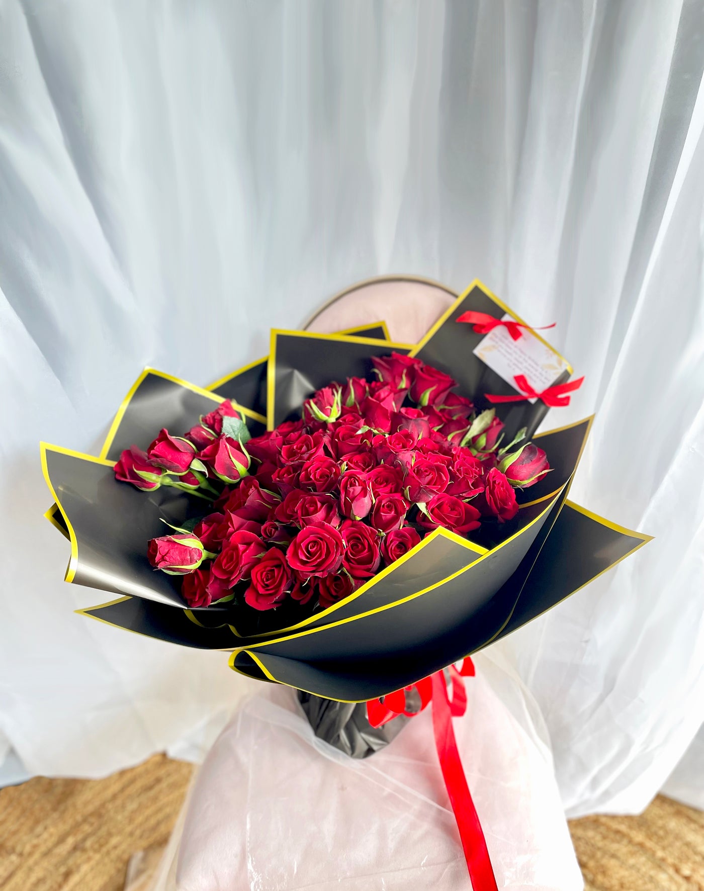 Luxury-Red-Roses-bouquet-black-huge-wrap-DodoMarket-delivery-Mauritius