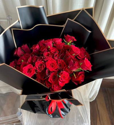 Luxury-Red-Roses-bouquet-black-wrap-DodoMarket-delivery-Mauritius