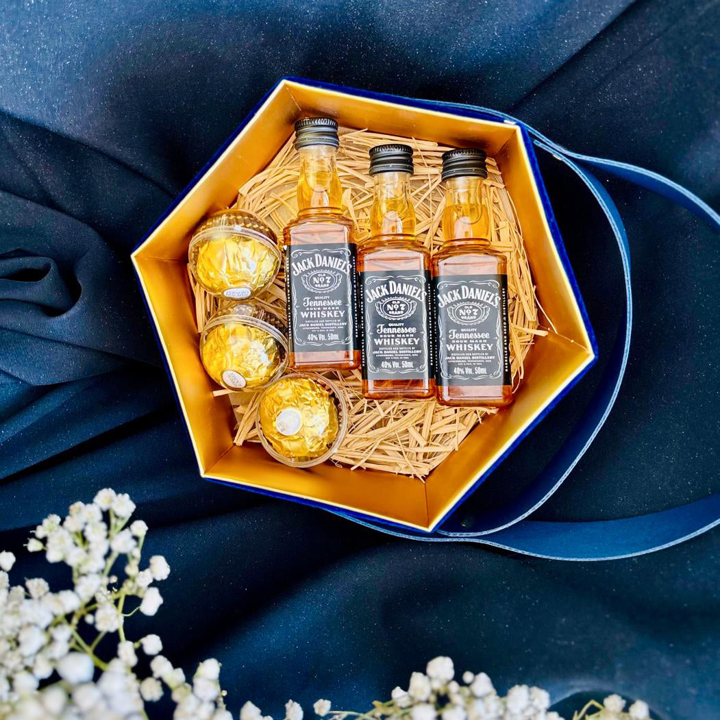 Luxury-velvet-bottle-gift-box-Jack-Daniels-DodoMarket-delivery-Mauritius