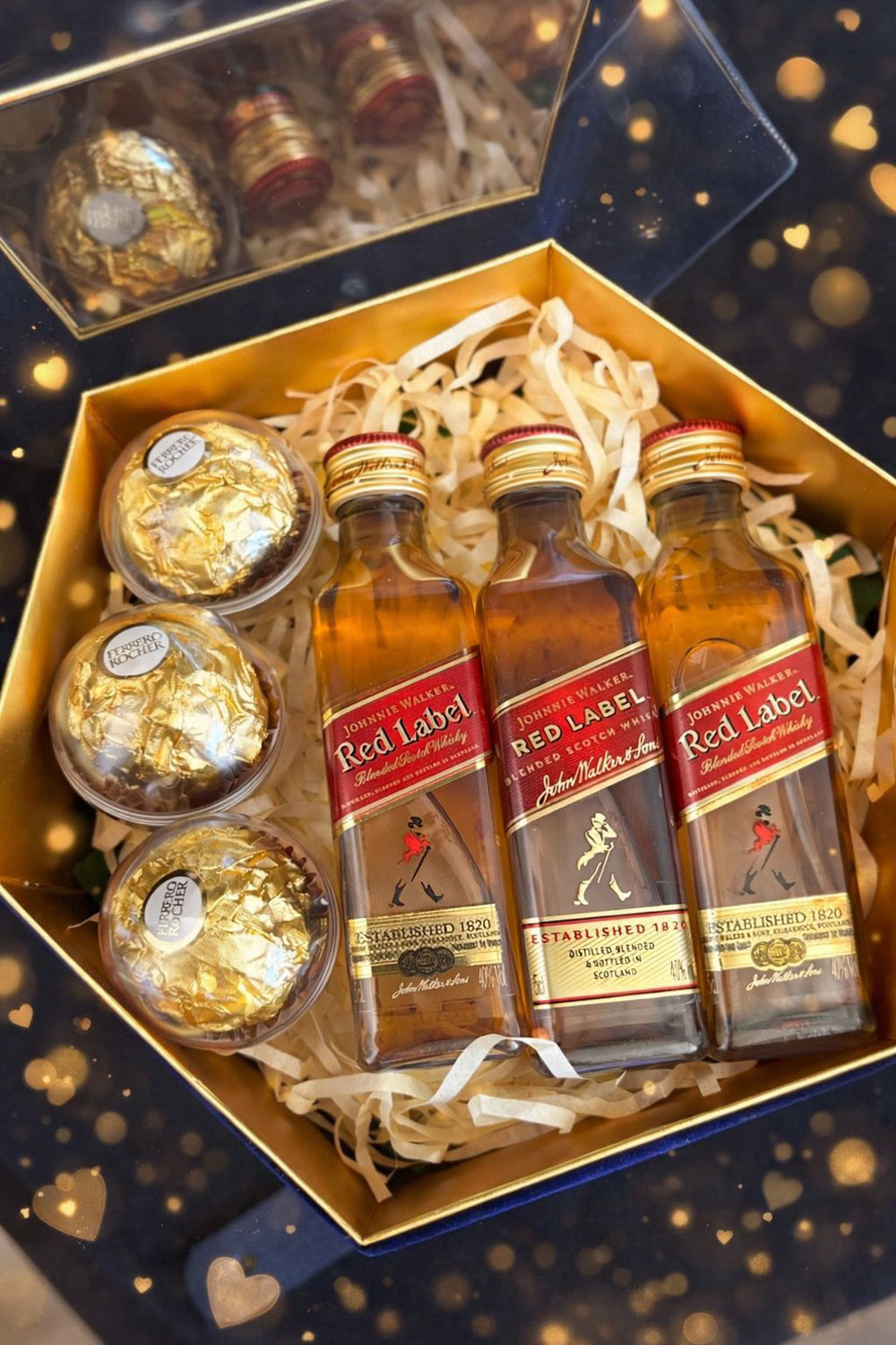 Luxury-velvet-bottle-gift-box-closer-DodoMarket-delivery-Mauritius
