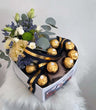 Coffret en forme de cœur pour homme, garni de chocolats et de fleurs