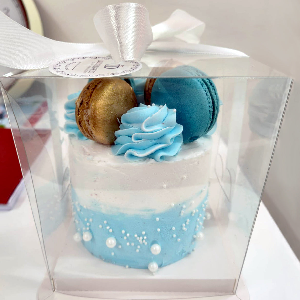 Mini-Cake-w.Macarons-You-and-Me-blue-in-box-Dodomarket-delivery-Mauritius